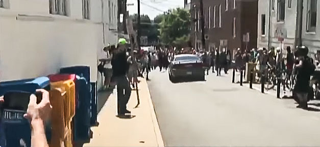 Neonazis fahren mit Auto in eine Gruppe von Gegendemonstranten Rechtsextremismus, USA, Neonazis, Demonstration, Demo, Terror