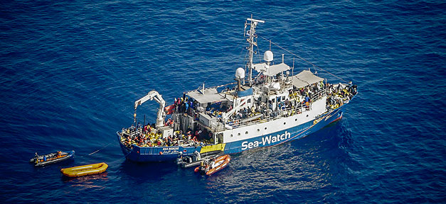 Bundesregierung verteidigt umstrittenen Kodex für Seenotrettung Sea-Watch, Rettungsschiff, Mittelmeer, Flüchtlinge, Hilfe