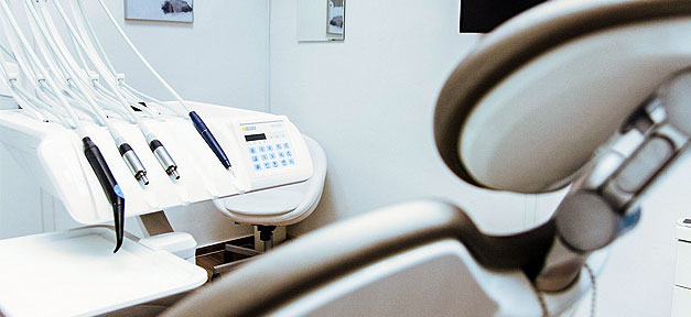Wie zwei minderjährige Geflüchtete von einer Zahnärztin behandelt wurden Zahnarzt, Schmerz, Bohren, Krankenkasse, Gebiss, Gesundheit