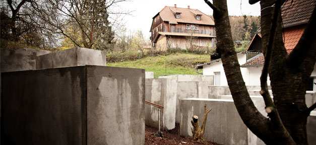 Künstler errichten Holocaust-Mahnmal neben Höckes Wohnhaus Holocaust, Björn Höcke, Mahmal, AfD, Zentrum für Politische Schönheit