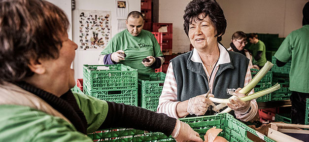 Immer mehr Menschen nutzen Lebensmittel-Tafeln Tafel, Essen, Lebensmittel, Gemüse, Armut, Bedürftige