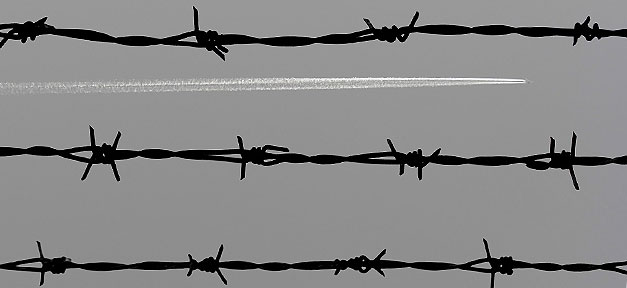 Amnesty und Pro Asyl sehen offene Gesellschaft in Gefahr Stacheldraht, Zaun, Flugzeug, Abschiebung, Gefängnis, Freiheit