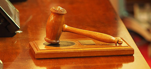 Unterschiedliche Urteile über Flüchtlingsbürgschaften Richter, Hammer, Urteil, Gericht, Justiz, Richterhammer