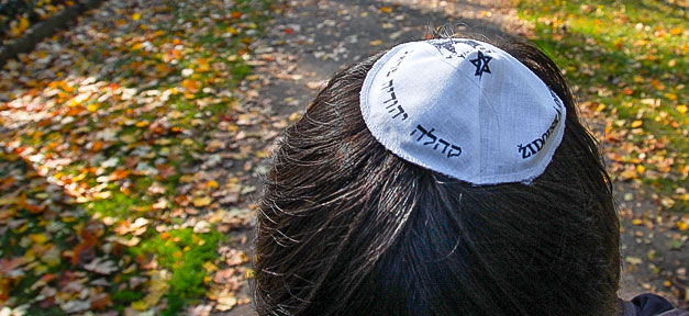Ein Lehrer in Hessen erteilt jüdischen Religionsunterricht Kippa, Religion, Israel, Juden, Antisemitismus, Kopf