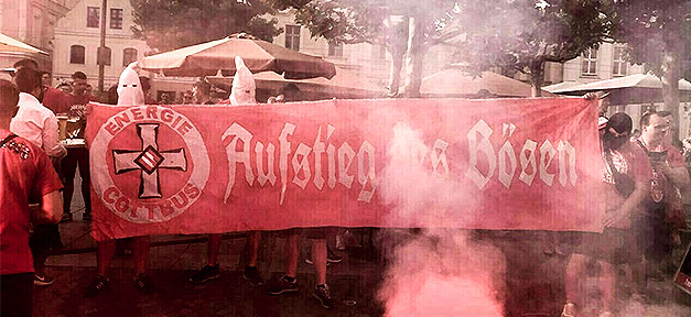 Polizei durchsucht Wohnungen von "Rittern des Ku-Klux-Klans" Rechtsextremismus, Ku Klux Klan, Neonazis, Feier, Kapuze