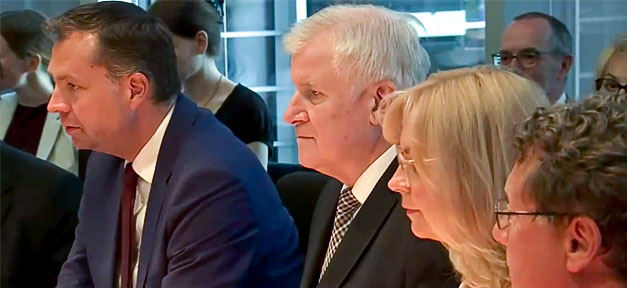 Seehofer verspricht Muslimen Förderung für Integration Horst Seehofer, BMI, Innenminister, Bundesinnenminister, Ausschuss, Sitzung