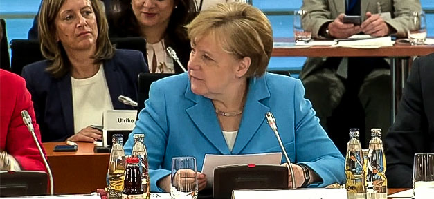 Asylpolitik treibt Merkel und Seehofer weiter auseinander Angela Merkel, Integrationsgipfel, Bundeskanzlerin, Merkel, Integration
