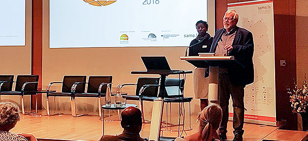 Migrantenorganisationen für dauerhafte Förderung der Integration Samofa, Konferenz, Pult, Bühne, Rede, Redner