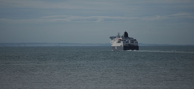 Flüchtlingsretter auf Handelsschiffen in seelischer Not Schiff, Fähre, Meer, Calais, Dover, Frankreich, England, Flüchtlinge