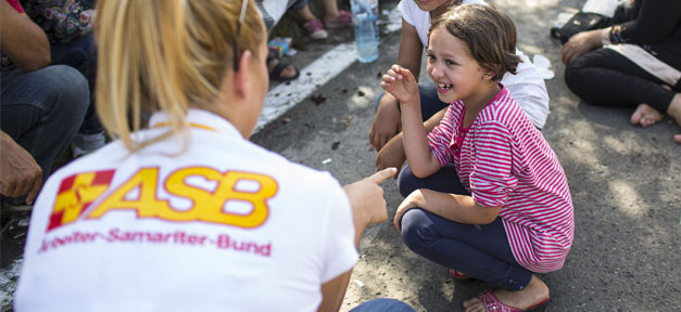 Arbeiter-Samariter-Bund sagt Erste-Hilfe-Kurs bei AfD ab ASB, Arbeiter-Samariter-Bund, Hilfe, Kind, Lachen, Flüchtlinge