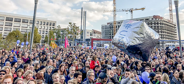 Zehntausend Menschen gehen für Respekt und Demokratie auf die Straße Demonstration, Dresden, Pegida, Fremdenfeindlichkeit, Demo, Rassismus