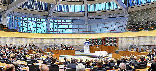 Muslime gegen Kommissionsmodell zum islamischen Religionsunterricht NRW, Landtag, Nordrhein-Westfalen, Plenum, Abgeordnete, Politik