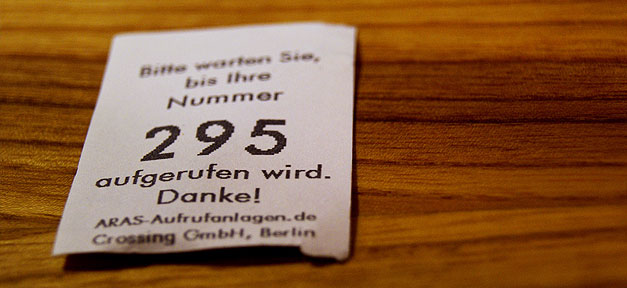Flüchtlingsberater warnen vor Mangel an Therapieplätzen Warten, Wartemarke, Warteraum, Langeweile, Dauer, Zeit