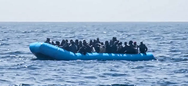 Politisches Ringen um Migranten auf der "Alan Kurdi" Flüchtlinge, Mittelmeer, Boot, Seenot, Seenotrettung