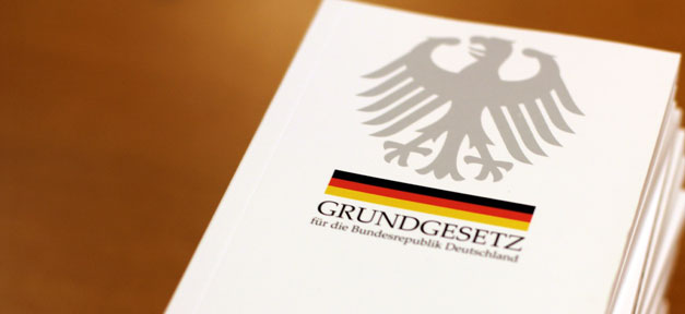 Rechtsaufsicht prüft Eignung von AfD-Politiker als Landrat Grundgesetz, Verfassung, Buch, Bundesrepublik, Grundrechte