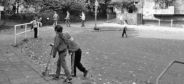 Einwanderung vor allem in arme Stadtviertel Kinder, Straße, Spielen, Fußball, Sozialer Brennpunkt