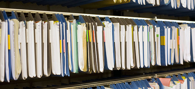 Viele ausländische Anträge auf Berufsanerkennung noch offen Register, Akte, Dossier, Datei, Aktenschrank