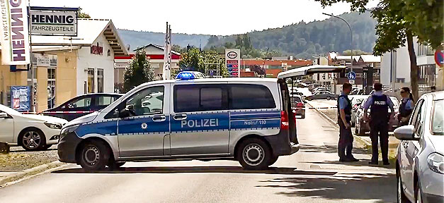 Eritreer in Hessen niedergeschossen - Mutmaßlicher Schütze ist tot Polizei, Absperrung, Mord, Straftat, Straße, Stadt