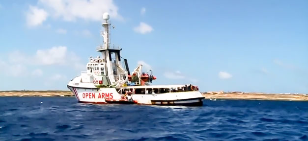 "Open Arms"-Flüchtlinge in Lampedusa an Land Seenotretter, Schiff, Rettungsschiff, Open Arms, Flüchtlinge