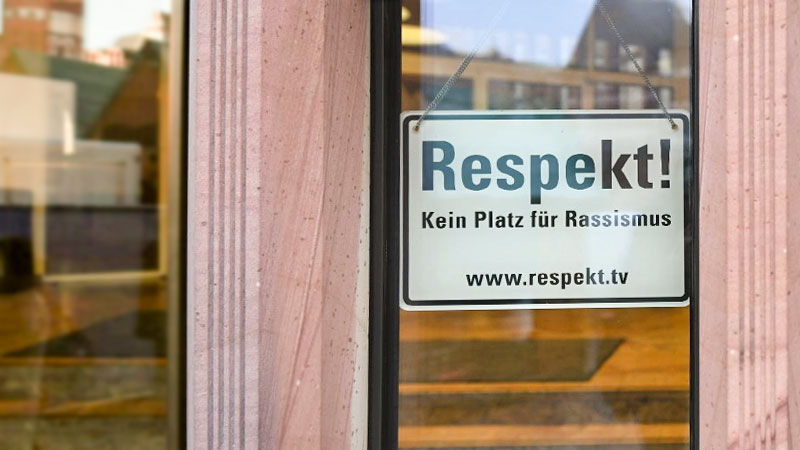 AfD will Entfernung von "Kein Platz für Rassismus"-Schild am Rathaus Rassismus, Rathaus, Frankfurt, AfD, Respekt, Schild