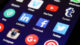 Vor allem Jüngere, Politiker und Geflüchtete erleben Hass im Netz Smartphone, Soziale Medien, Apps, Telefon, Internet, Facebook, Twitter, YouTube