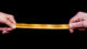 Corona-Abstandregel gilt auch in Asylunterkunft Abstand, Meter, Metermaß, Hände, Distanz, Messen, Corona