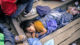EU-Türkei-Pakt neuverhandeln oder abschaffen Mädchen, Flüchtling, Schlafen, Dreck, Gleise, Griechenland, Flüchtlingslager, Idomeni, Lesbos
