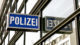 Rechtsextremismus-Ermittler wegen Angriffs auf Ausländer vor Gericht Polizei, Polizeiwache, Schild, Polizeischild