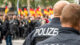 Stiftung fordert mehr Polizeistreifen vor Flüchtlingsunterkünften Polizei, Demonstration, Rechtsextremisten, Neonazis, Fahnen, Deutschland
