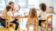 Berliner Studie belegt institutionellen Rassismus bei Zugang in Kitas Kinder, Kita, Kindergarten, Lernen, Erzieherin, Pädagogin, Tisch, Stühle