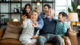 Immer mehr Migranten sprechen zu Hause nur noch Deutsch Familie, Vater, Mutter, Kind, Großeltern, Oma, Opa, Generation