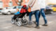 Mann beleidigt Mutter mit Baby rassistisch und sticht zu Kinderwagen, Kind, Mutter, Vater, Familie, Straße, gehen