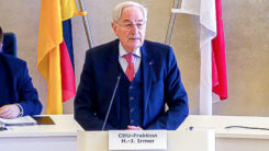Hans-Jürgen Irmer, CDU, Kreistag, Rede, Rechtspopulismus, Rechtsextremismus, Pult, Mikrofon