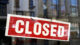 Warnung vor drastischen Kürzungen für Asylberatung Closed, Geschlossen, Schild, Tür, Öffnungszeiten, Scheibe, Stadt