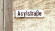 Asylstraße, Asyl, Asylverfarhen, Schild, Straßenschild, Menschenrechte, Flucht, Flüchtlinge