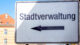 Migranten im Staatsdienst deutlich unterrepräsentiert Stadtverwaltung, Stadt, Amt, Verwaltung, Bürgerbüro, Schild
