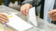 Vier Folgen der Europawahl Wahlurne, Wahlen, Wählen, Wahlumschlag, Politik, Demokratie, Hände