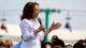 Für viele Amerikaner symbolisiert Kamala Harris die Zukunft Kamala Harris, USA, Rede, Mikrofon, Politik, Menschen, Wahlkampf
