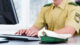 Disziplinarklage im Fall rechtsextremer Polizisten-Chats Polizist, Polizei, Computer, Maus, Tastatur, Monitor, Beamter