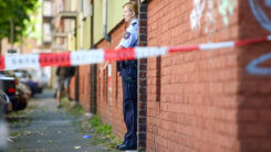 Polizei, Polizistin, Haus, Wohnung, Durchsuchung, Absperrung, Kriminalität